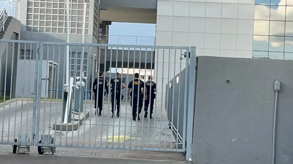 PF investiga fraude em licitações e rachadinha em operação com bloqueio de R$ 9 milhões