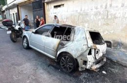 Família pede ajuda após carro ser incendiado durante a madrugada no bairro Presidente Vargas, em Manaus