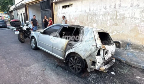 Família pede ajuda após carro ser incendiado durante a madrugada no bairro Presidente Vargas, em Manaus