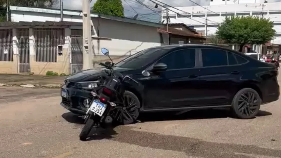 Motociclista fica ferida após colisão com carro na região Central de Porto Velho