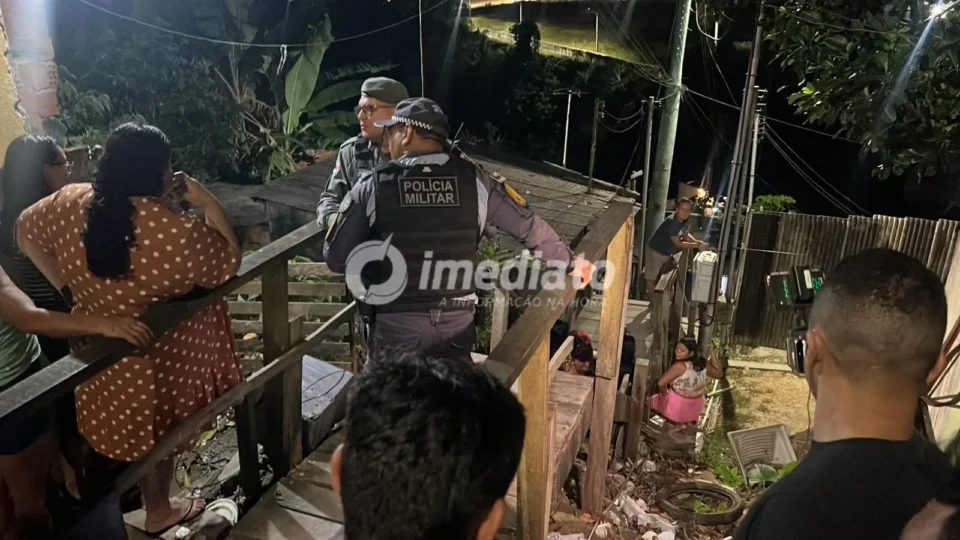 Imagens fortes: Homem é morto a tiros em escadão no bairro Novo Israel, em Manaus