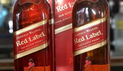 Jovem é preso após tentar furtar duas garrafas de whisky em supermercado