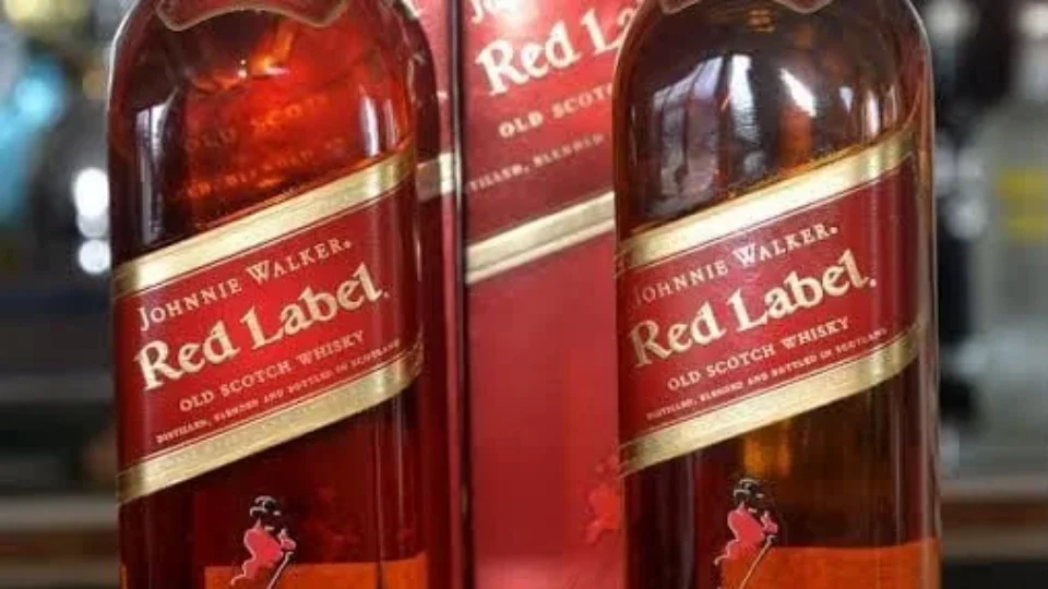 Jovem é preso após tentar furtar duas garrafas de whisky em supermercado