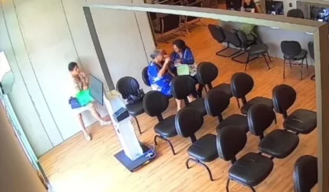 VEJA: Mulher aproveita distração de cliente e furta bolsa em Porto Velho
