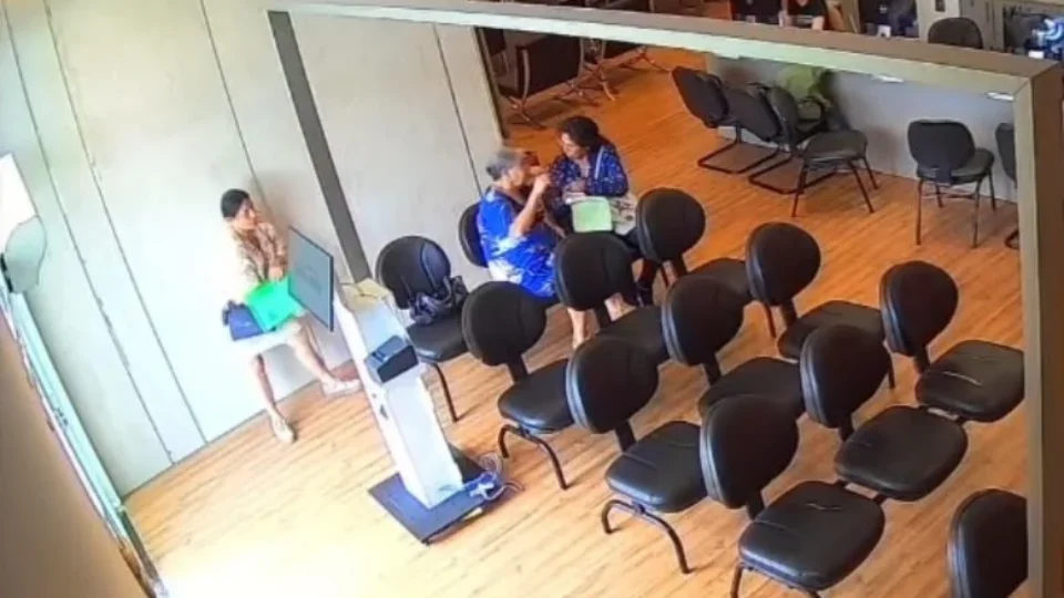 VEJA: Mulher aproveita distração de cliente e furta bolsa em Porto Velho