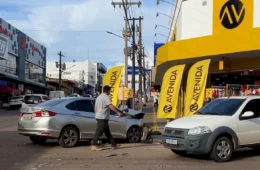 VEJA: Motorista invadindo a preferencial em Porto Velho