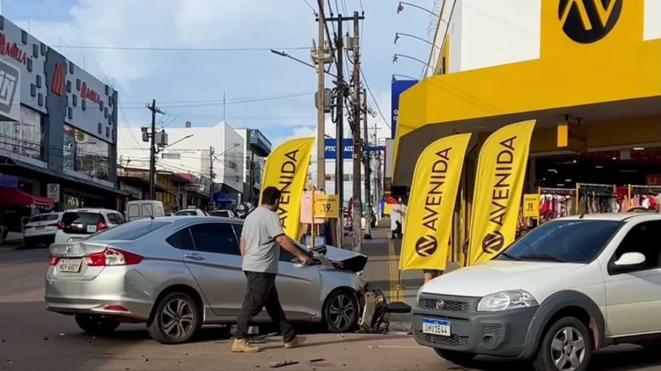 VEJA: Motorista invadindo a preferencial em Porto Velho