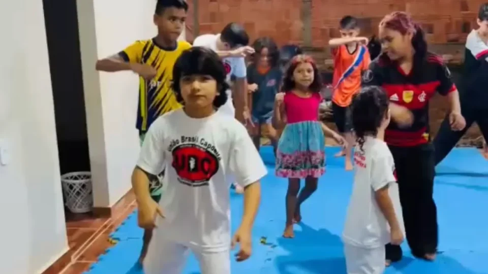 AÇÃO SOLIDÁRIA: Aulas gratuitas de capoeira para crianças, jovens e adultos