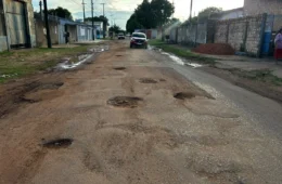 Rua tomada por buracos revolta moradores em Boa Vista