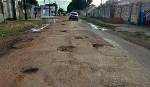 Rua tomada por buracos revolta moradores em Boa Vista