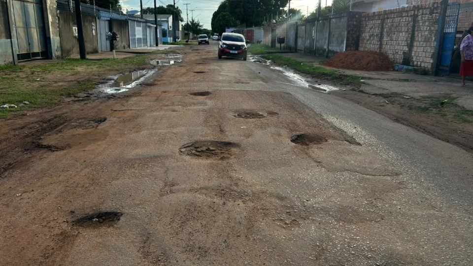 Rua tomada por buracos revolta moradores em Boa Vista