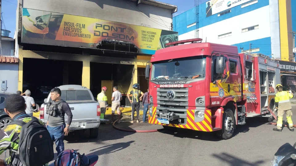VEJA VÍDEO: Um incêndio atinge empresa na Cidade Nova na manhã desta terça-feira (21)