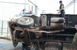 Carreta carregada com papelão tomba na Avenida Autaz Mirim e deixa trânsito travado na zona leste; veja as imagens