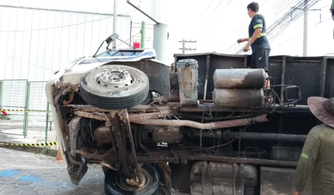 Carreta carregada com papelão tomba na Avenida Autaz Mirim e deixa trânsito travado na zona leste; veja as imagens
