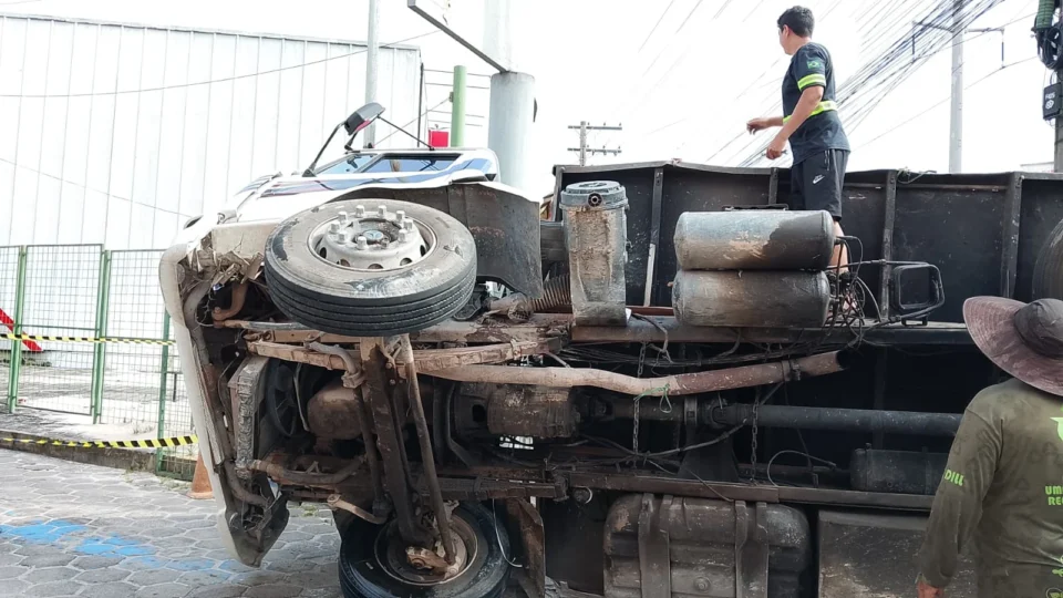 Carreta carregada com papelão tomba na Avenida Autaz Mirim e deixa trânsito travado na zona leste; veja as imagens