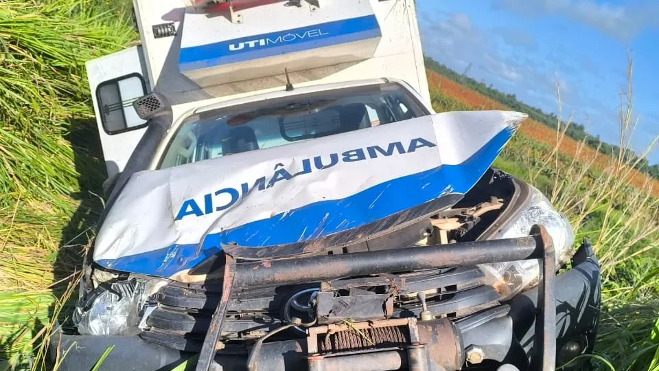 Ambulância com mãe e bebê cai em ribanceira no interior do Pará; vítimas são resgatadas com vida