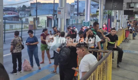 Com frota reduzida, passageiros recorrem a aplicativos e relatam insegurança no transporte coletivo em Manaus