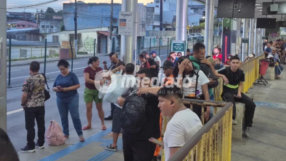 Com frota reduzida, passageiros recorrem a aplicativos e relatam insegurança no transporte coletivo em Manaus