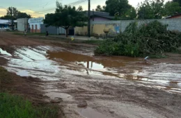 Rua abandonada: moradores denunciam lamaçal, buracos e lixo em bairro de Boa Vista