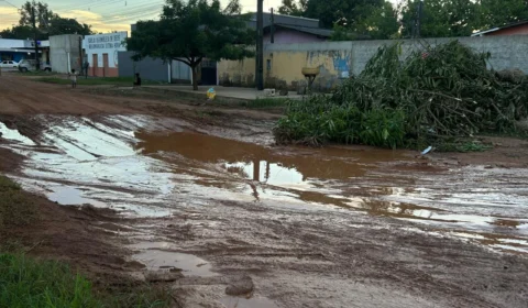 Rua abandonada: moradores denunciam lamaçal, buracos e lixo em bairro de Boa Vista