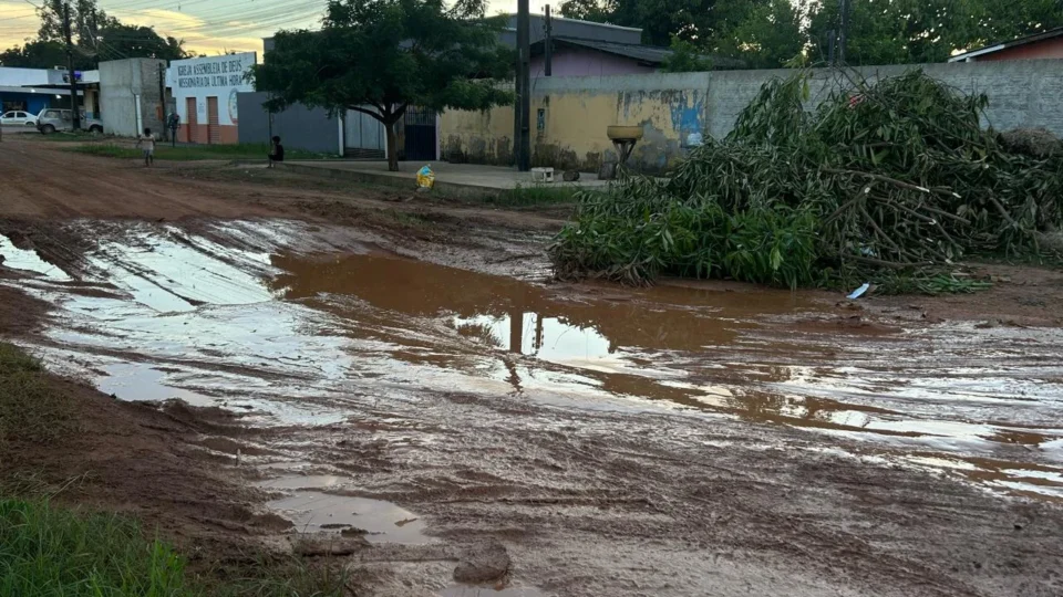 Rua abandonada: moradores denunciam lamaçal, buracos e lixo em bairro de Boa Vista