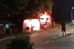 Incêndio destrói casa no Centro e deixa mãe e filho de 2 anos sem nada