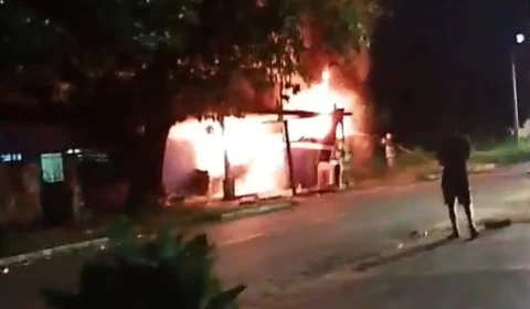 Incêndio destrói casa no Centro e deixa mãe e filho de 2 anos sem nada