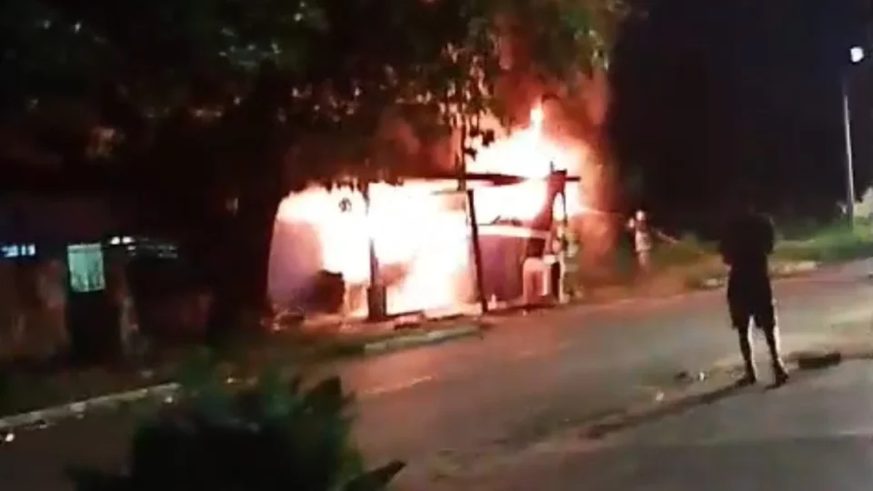 Incêndio destrói casa no Centro e deixa mãe e filho de 2 anos sem nada