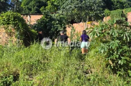 Cena chocante: Feto é encontrado enrolado em camisa após criança procurar bola em terreno abandonado no Jorge Teixeira