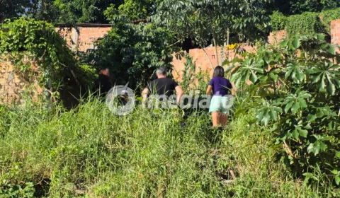 Cena chocante: Feto é encontrado enrolado em camisa após criança procurar bola em terreno abandonado no Jorge Teixeira