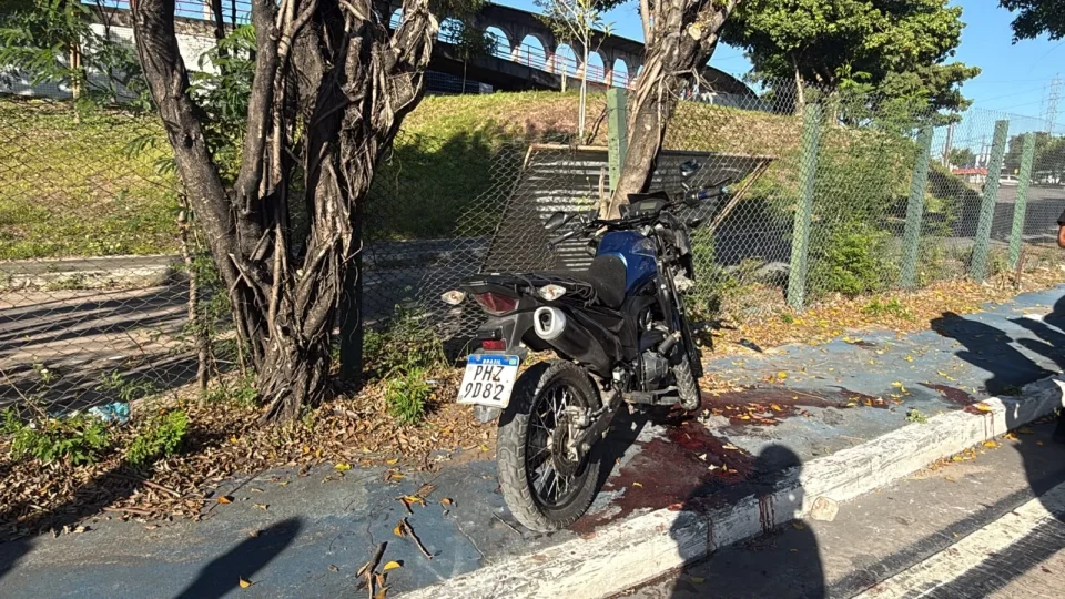 GRAVE: homem morre e mulher fica gravemente ferida em acidente de moto em Manaus