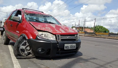 Motorista dorme ao volante a caminho de buscar a mãe, capota e sofre fratura no braço