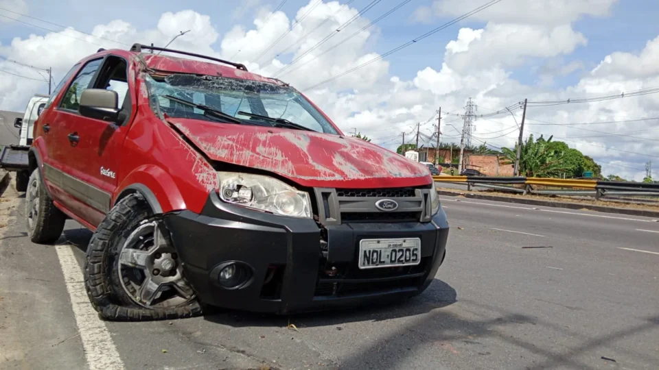 Motorista dorme ao volante a caminho de buscar a mãe, capota e sofre fratura no braço