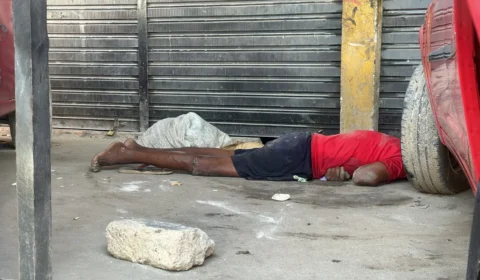 IMAGENS: Homem é encontrado morto, na avenida Curaçao, no bairro Nova Cidade
