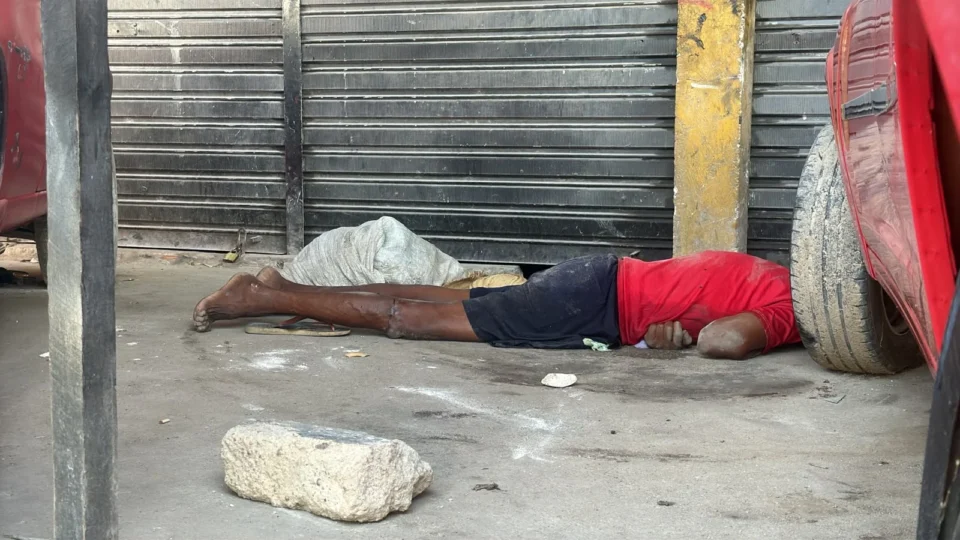 IMAGENS: Homem é encontrado morto, na avenida Curaçao, no bairro Nova Cidade