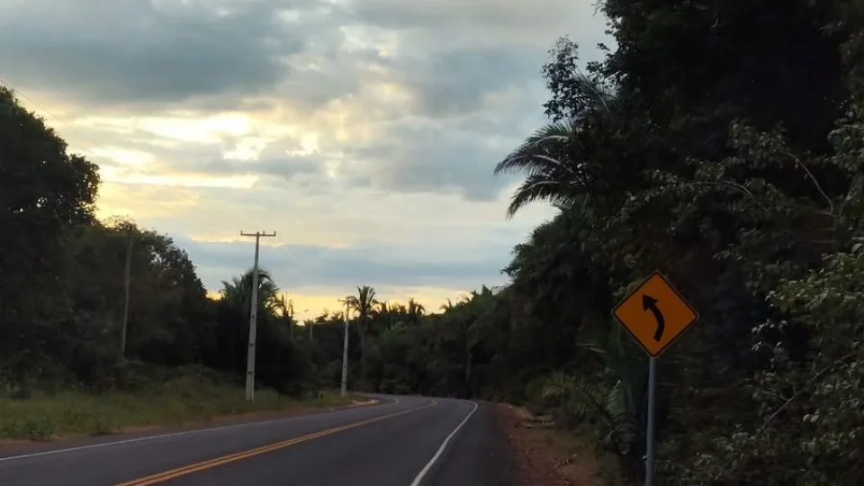 ATENÇÃO: Colisão entre moto e bicicleta deixa bebê e dois homens feridos em rodovia de Macapá