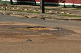 Buraco em cruzamento vira armadilha para motociclistas em Boa Vista