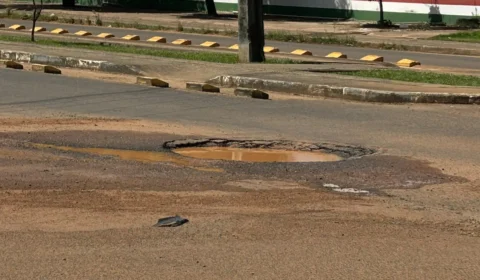 Buraco em cruzamento vira armadilha para motociclistas em Boa Vista