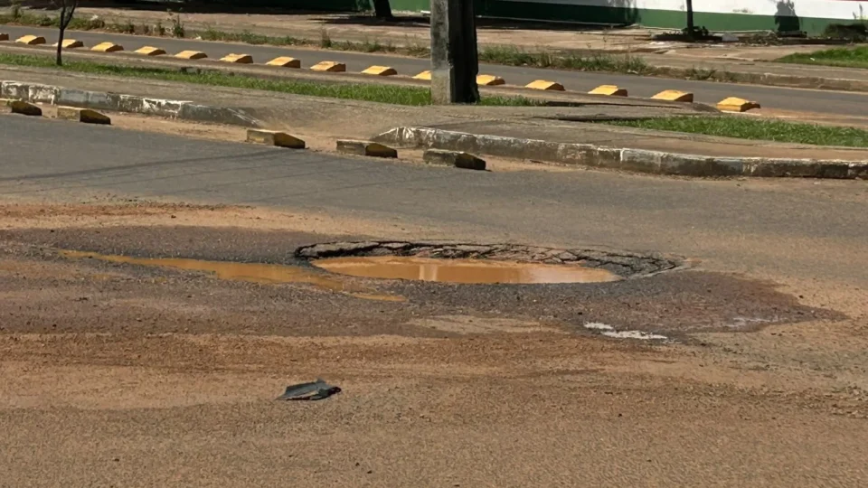 Buraco em cruzamento vira armadilha para motociclistas em Boa Vista