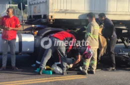 Motociclista tem perna esmagada após acidente com carreta no Jardim Mauá, em Manaus