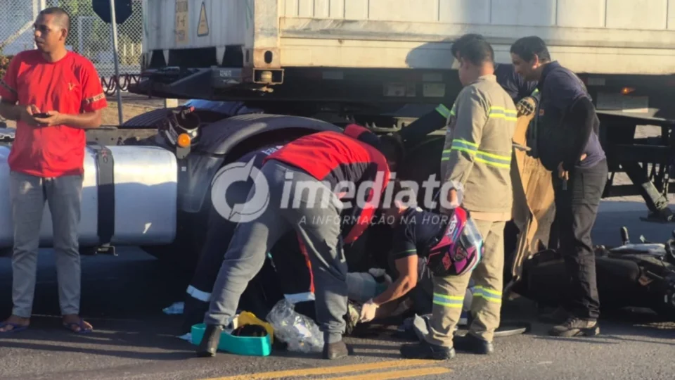 Motociclista tem perna esmagada após acidente com carreta no Jardim Mauá, em Manaus