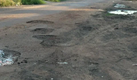 ‘Nem dentro de casa dá para ficar’: esgoto a céu aberto causa transtornos a moradores de Boa Vista