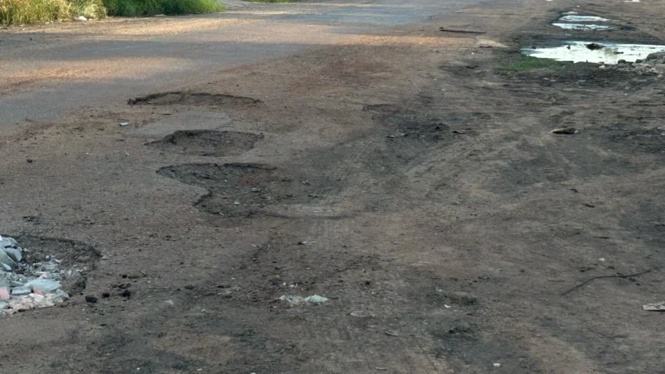 ‘Nem dentro de casa dá para ficar’: esgoto a céu aberto causa transtornos a moradores de Boa Vista