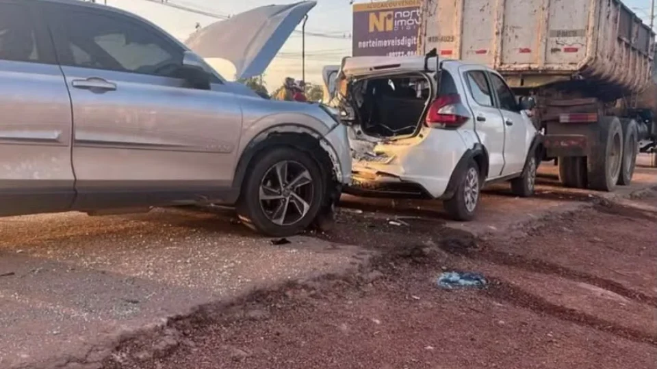 URGENTE: acidente com cinco veículos deixa uma mulher morta e quatro feridos na Rodovia Duca Serra