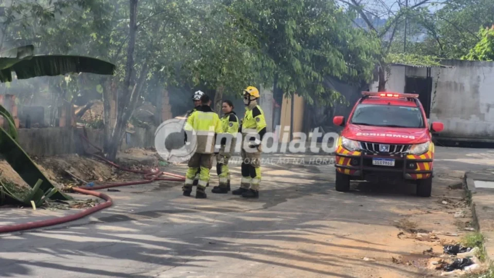 Veja: Incêndio em área de mata mobiliza equipes do Corpo de Bombeiros no bairro Nova Cidade, em Manaus