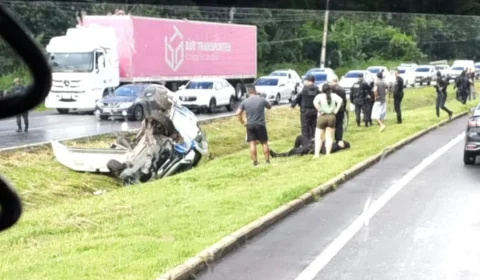 AGORA | Viatura da SEAP tomba na BR-316 e agente fica caída às margens da pista em Santa Izabel