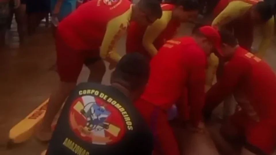 Jovem morre após se afogar na Praia da Ponta Negra, em Manaus
