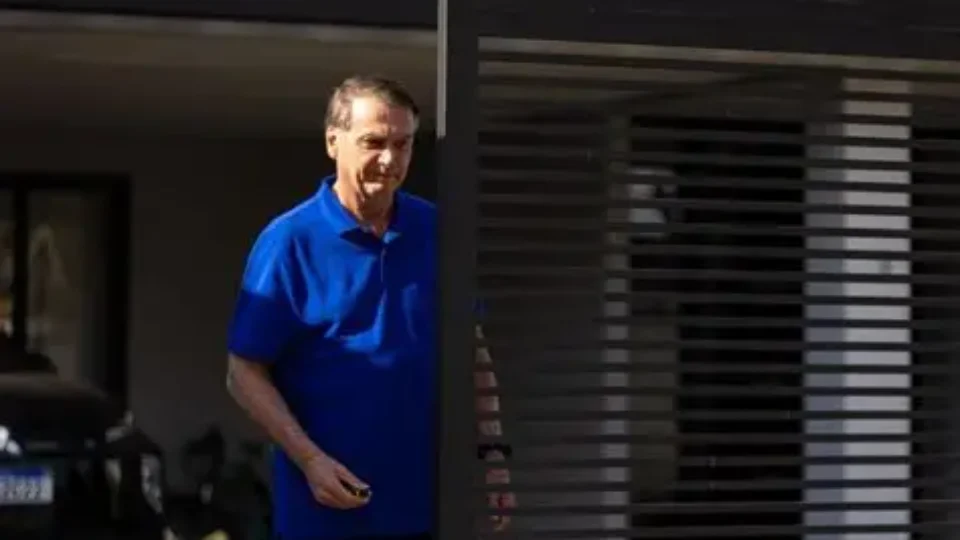 PF cumpre mandado de busca na casa de Bolsonaro por divergência em registro de armas