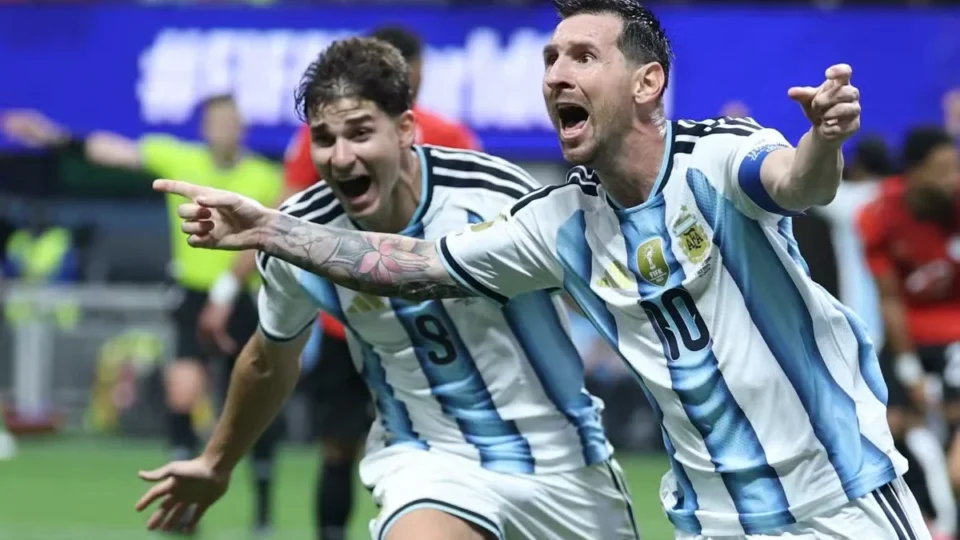 Argentina avança na Copa 2026 enquanto AFA é investigada pelo FBI por movimentações milionárias