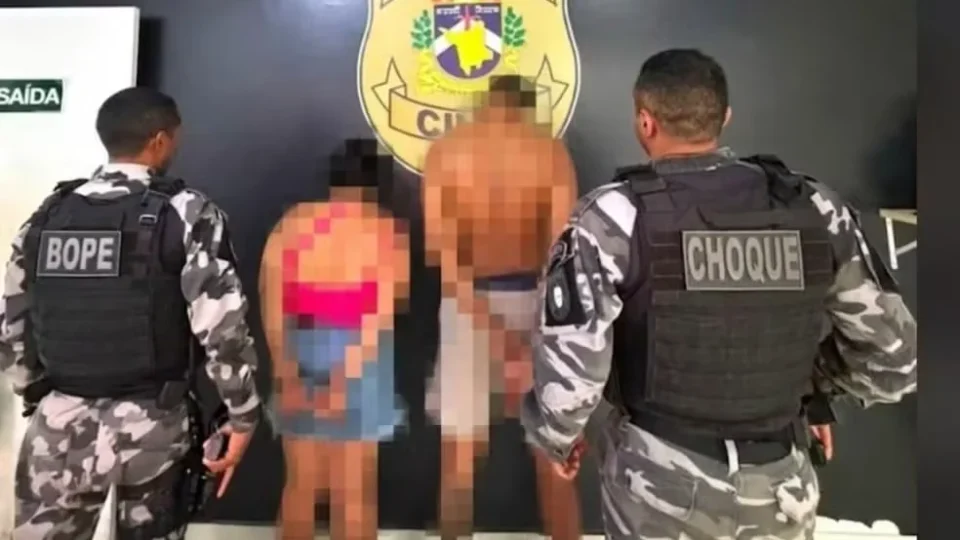 Casal do tráfico: dupla é presa com drogas e arma falsa em Roraima